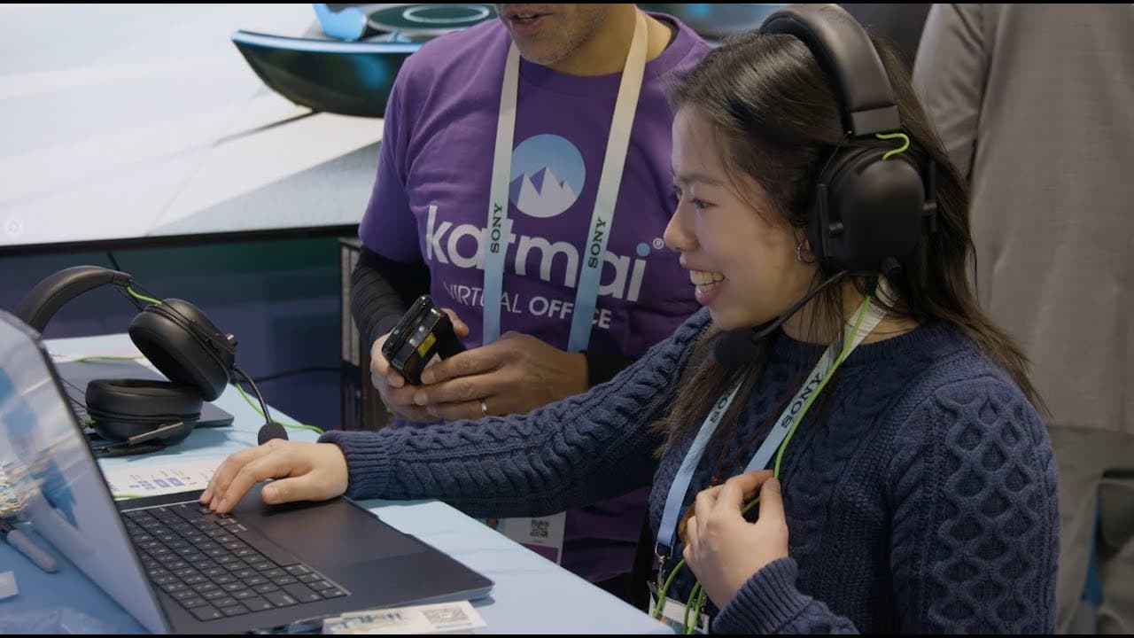 A CES attendee reacting while trying Katmai's virtual office
